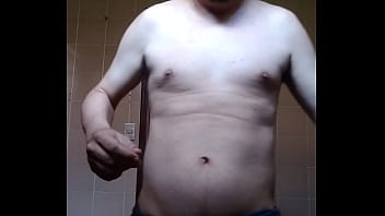 Homem sem camisa se mostrando