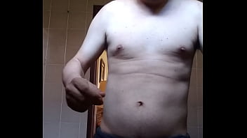 Homem sem camisa se mostrando