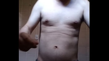 Homem sem camisa se mostrando