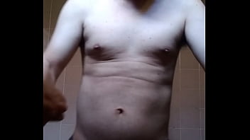 Homem sem camisa se mostrando