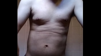 Homem sem camisa se mostrando