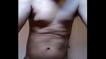 Homem sem camisa se mostrando