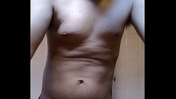 Homem sem camisa se mostrando