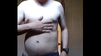 Homem sem camisa se mostrando