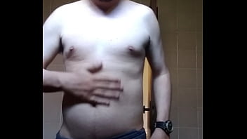 Homem sem camisa se mostrando