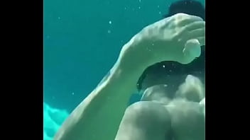 Mamada acuática con perrita sabrosa