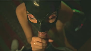 Follando Kinky Con Una Latina De Mascara De Latex Muy Ardiente thumbnail