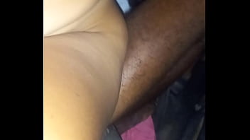 Mi padrastro pervertidos me da una cogina dura mientras mi cornudo lame todo de mi coño