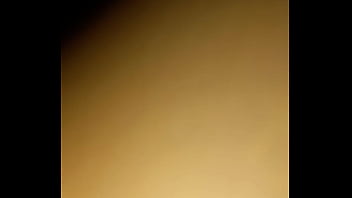 Mi padrastro pervertidos me da una cogina dura mientras mi cornudo lame todo de mi coño