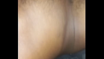 Mi padrastro pervertidos me da una cogina dura mientras mi cornudo lame todo de mi coño