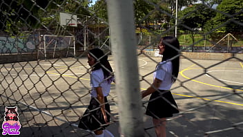 Mi amiga rebelde me sonsaca para escapar de clases y nos divertimos jugando a las tijeras