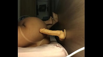 Milf se masturbando no consolo