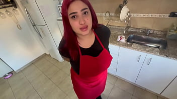 Suegra me cocina y terminamos follando Suegra me cocina y terminamos follando