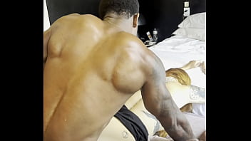 Negão me fodeu gostoso enquanto o corninho só filmava