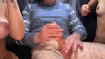 Pegaram todos os machos pirocudos na praça e levaram para o carro 2 casadas deliciosas apos a entrevista do topcast ficaram cheias de tesao com os machos rodeando e fuderam na rua mesmo