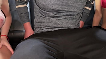 Pegaram todos os machos pirocudos na praça e levaram para o carro 2 casadas deliciosas apos a entrevista do topcast ficaram cheias de tesao com os machos rodeando e fuderam na rua mesmo