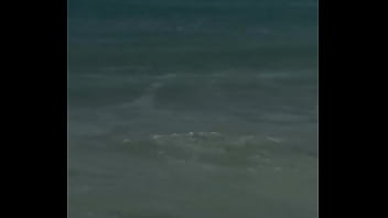 Peituda gostosa aproveitando a praia