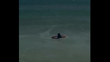 Peituda gostosa aproveitando a praia