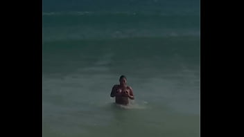 Peituda gostosa aproveitando a praia