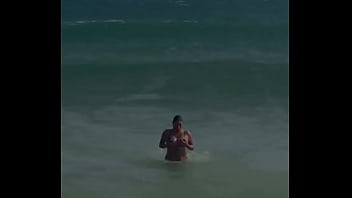 Peituda gostosa aproveitando a praia