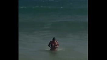 Peituda gostosa aproveitando a praia