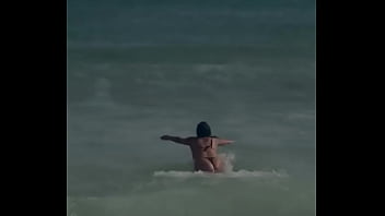 Peituda gostosa aproveitando a praia