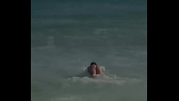 Peituda gostosa aproveitando a praia