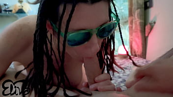 Teen con treccine vuole la sborra e succhia il cazzo in ginocchio lui non resiste