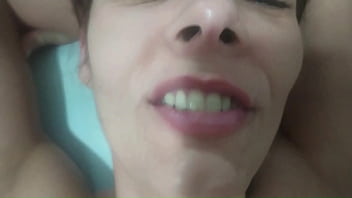 Vadia com uma buceta super gostosa sendo fodida e tomando várias gozadas