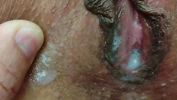 Vadia com uma buceta super gostosa sendo fodida e tomando várias gozadas