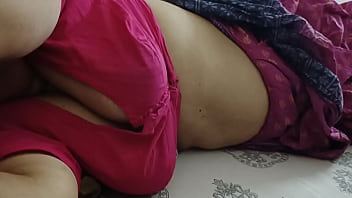 Desi bhabi in saree exposed her boob and hot ass
