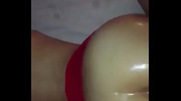 Cogiéndome un culito aceitado