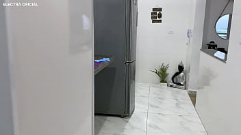 Empregada adora deixar tudo limpinho para seu patrão ela ama provocar com esse shortinho curtinho