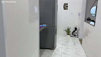 Empregada adora deixar tudo limpinho para seu patrão ela ama provocar com esse shortinho curtinho