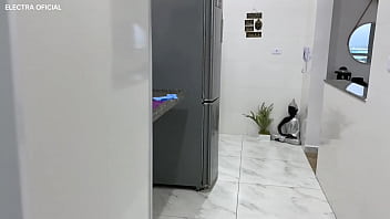 Empregada adora deixar tudo limpinho para seu patrão ela ama provocar com esse shortinho curtinho