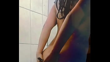 Se masturba antes de ducharse metiéndose cosas en la vagina