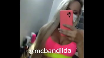 Cavala cheia de tesão dançando afim de uma rola grossa