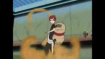 Personagem de naruto batendo uma