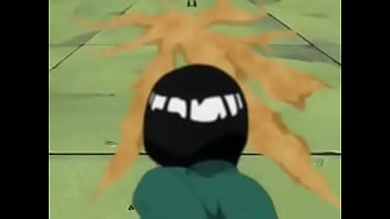 Personagem de naruto batendo uma