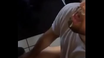 Puto Recibe Lluvia De Leche De Machos En La Cara thumbnail