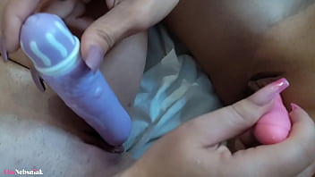 Loirinha convida amiga para conversar mas as duas se masturbam gostoso para se divertir elis nebsniak