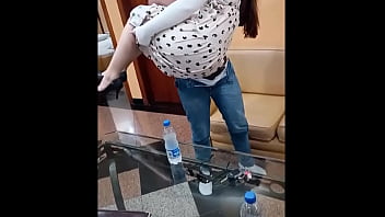 Depois de conversar pelo app fui ao encontro dessa safada e o marido gravou tudo