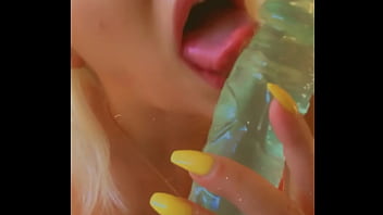 Close up masturbation with transparent dildo blondie fesser