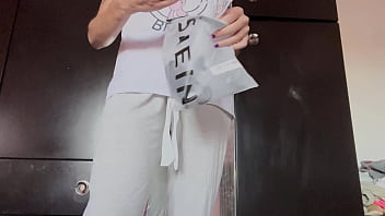 Sexy maid outfit unboxing & sensual mirror cleaning – real amateur by lollolara91 Sexy maid outfit unboxing & sensual mirror cleaning – real amateur by lollolara91