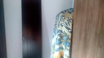 Persigo a mi hermano y lo espio lo veo masturbandose