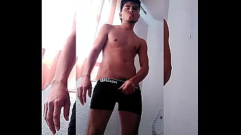 Chico Gay Se Exhibe Para Hacer Caer A Su Amigo Hetero Y Darle Placer thumbnail