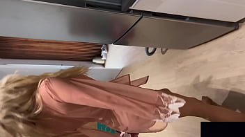 Destrozo el coño apretado de maya rose y la lleno sus enormes labios de leche