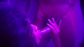 Comi a minha meia irmã no banho escondido do meu padrasto