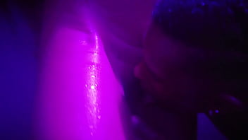 Comi a minha meia irmã no banho escondido do meu padrasto