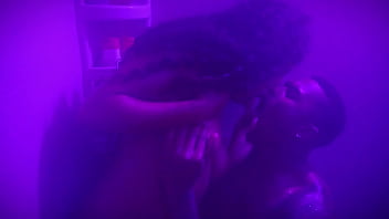 Comi a minha meia irmã no banho escondido do meu padrasto